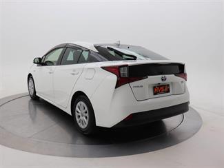 2019 Toyota Prius - Thumbnail