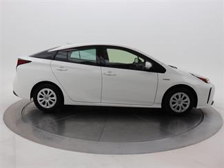 2019 Toyota Prius - Thumbnail