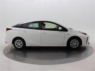 2019 Toyota Prius - Thumbnail