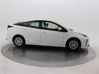 2019 Toyota Prius - Thumbnail