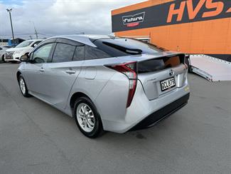 2018 Toyota Prius - Thumbnail