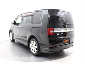 2015 Mitsubishi Delica - Thumbnail