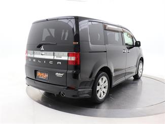 2015 Mitsubishi Delica - Thumbnail