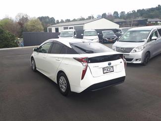 2018 Toyota Prius - Thumbnail