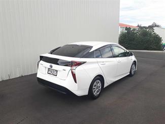 2018 Toyota Prius - Thumbnail