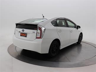 2016 Toyota Prius - Thumbnail