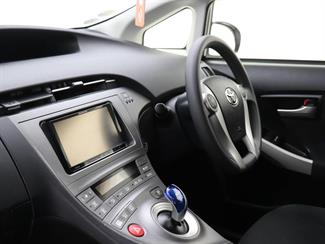 2016 Toyota Prius - Thumbnail