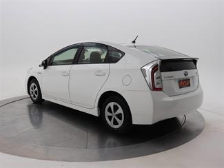 2016 Toyota Prius - Thumbnail