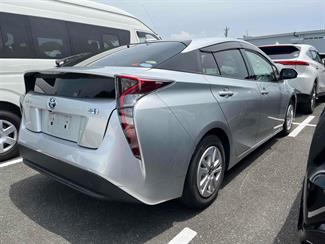 2016 Toyota Prius - Thumbnail