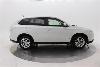 2015 Mitsubishi Outlander - Thumbnail