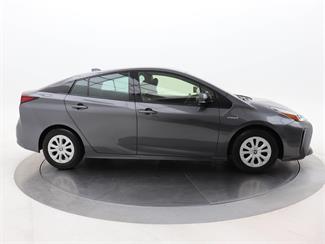 2019 Toyota Prius - Thumbnail