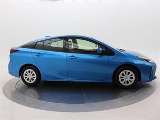 2019 Toyota Prius - Thumbnail