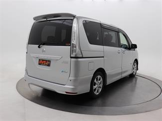 2013 Nissan Serena - Thumbnail