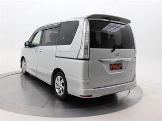 2013 Nissan Serena - Thumbnail