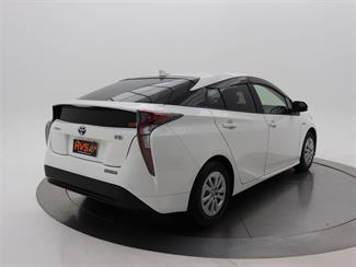 2017 Toyota Prius - Thumbnail