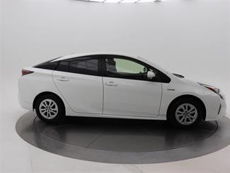 2017 Toyota Prius - Thumbnail