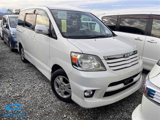 2004 Toyota Noah - Thumbnail