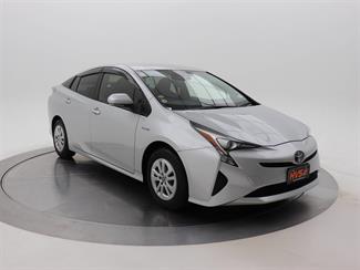 2017 Toyota Prius - Thumbnail