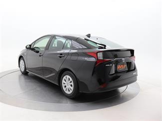 2019 Toyota Prius - Thumbnail