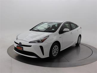 2019 Toyota Prius - Thumbnail