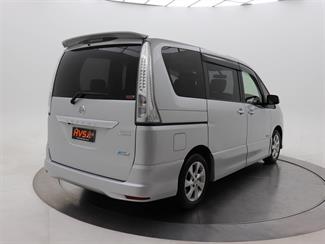 2013 Nissan Serena - Thumbnail