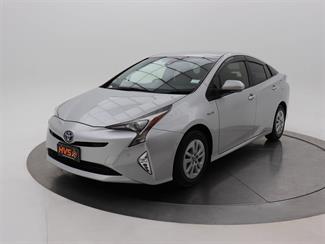 2018 Toyota Prius - Thumbnail