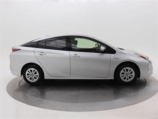 2018 Toyota Prius - Thumbnail