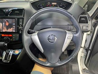 2014 Nissan Serena - Thumbnail