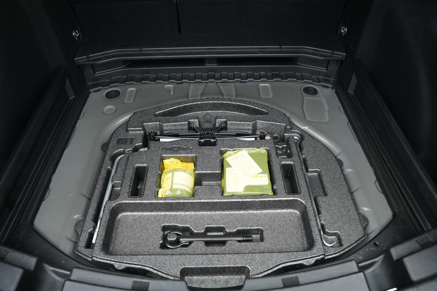 Toyota Corolla 1.8 Touring Hybrid WxB