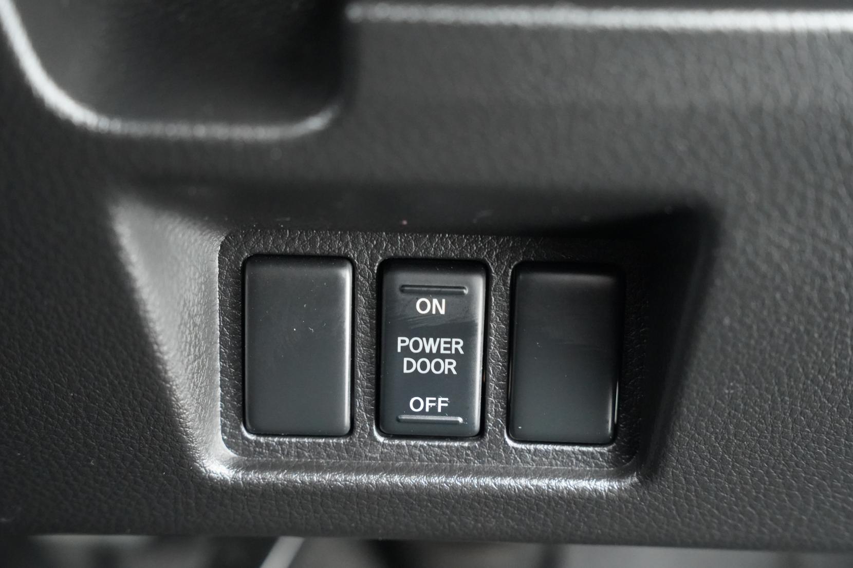 Nissan Serena (1991 – present) 2.0 Hybrid Highway Star V Selection