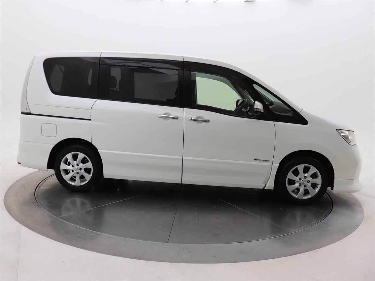 Nissan Serena 2.0 Highway Star Hybrid