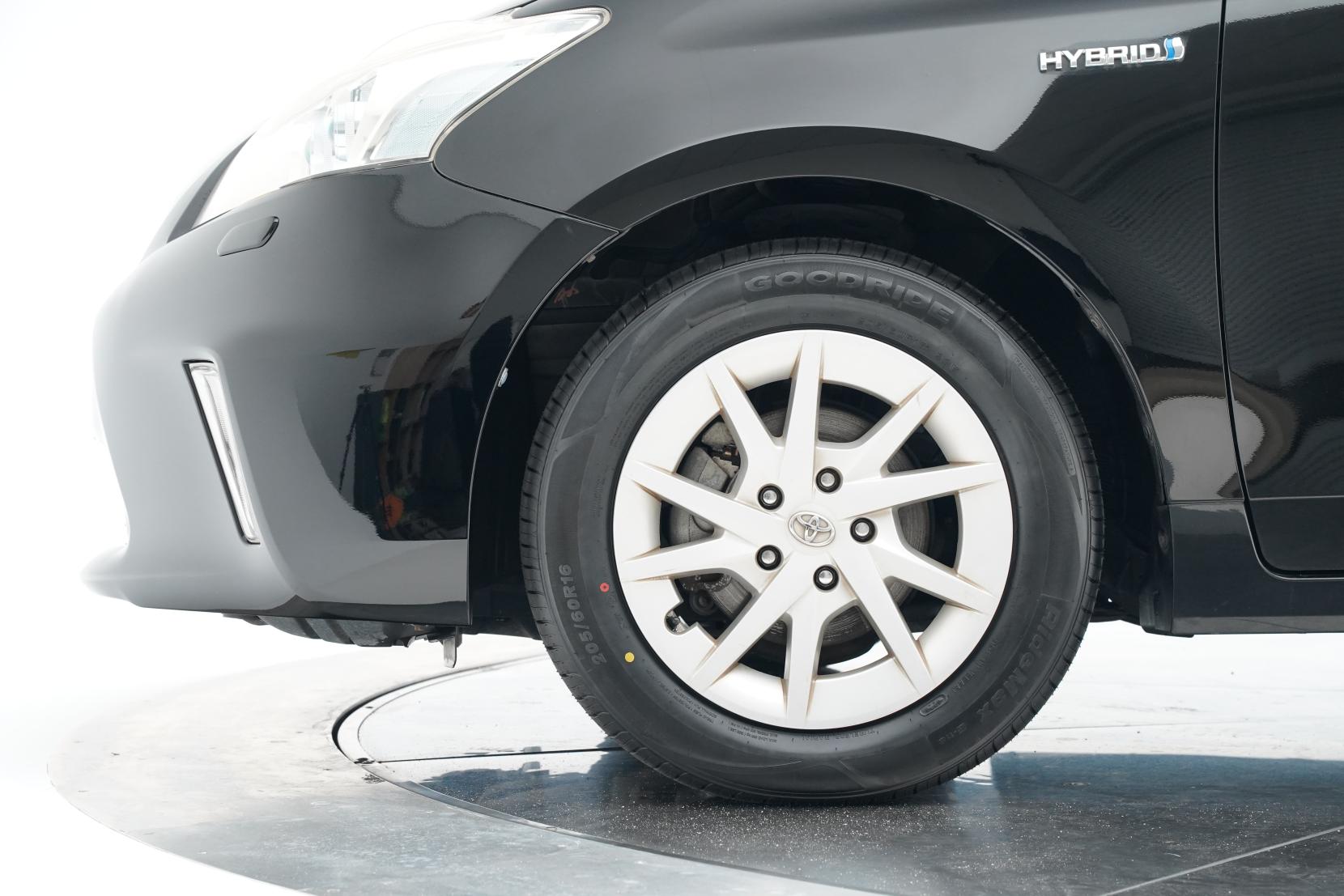 Toyota Prius Alpha S 5 Seater